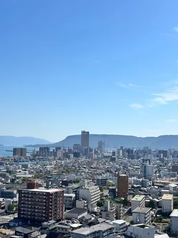 青空と街並みのコントラスト