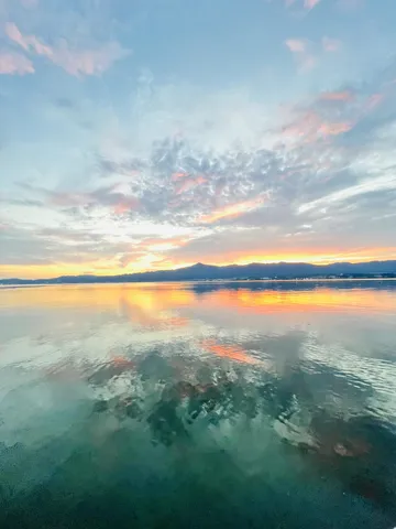 水面に映る夕焼けのグラデーション