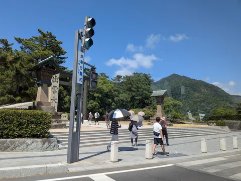 夏の日の参拝道