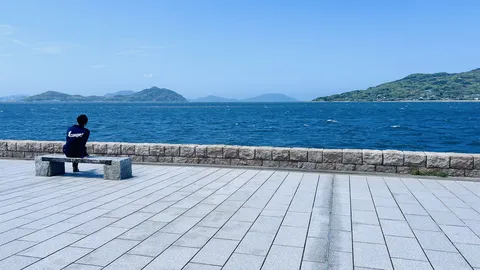 海辺のベンチで一息