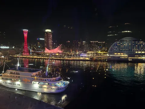 夜の港に映える光の饗宴