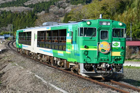 緑の山を巡る風っこ列車