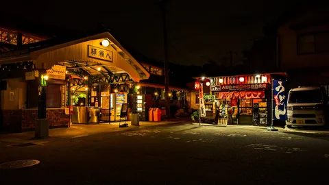 夜の商店街に灯る温かな路地