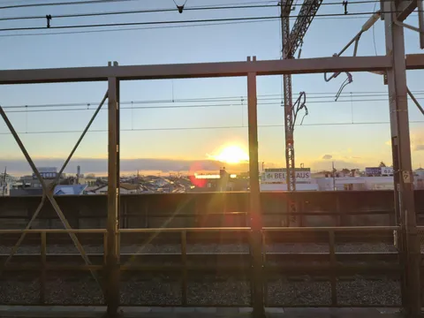 線路と夕暮れ、光のグラデーション