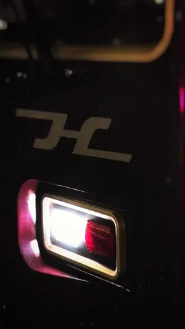 夜の車体に光が走る