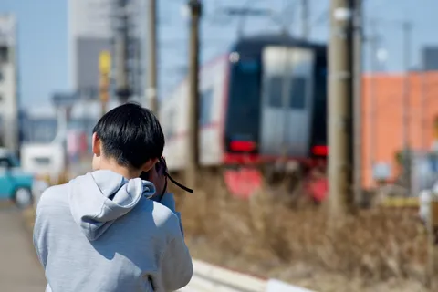 過ぎゆく電車と、静かなる眼差し