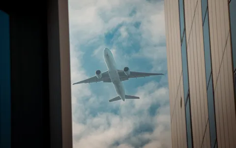 ビルと飛行機、時空の交差
