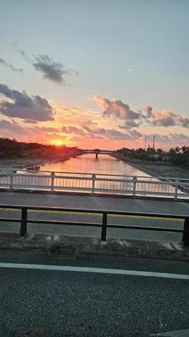 茜色の水面に揺れる夕陽