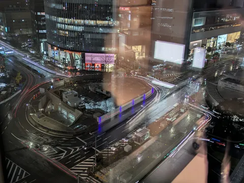 都会の夜、光の軌跡が描くドラマ