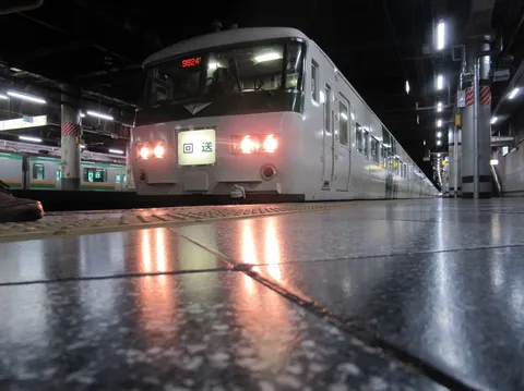 駅のホームで佇む列車