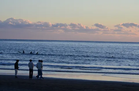 静かな浜辺の夕景