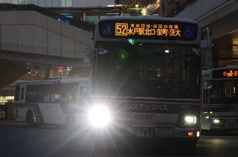 夜のバス群と光の軌跡