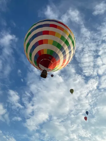 青空に映える虹色の気球