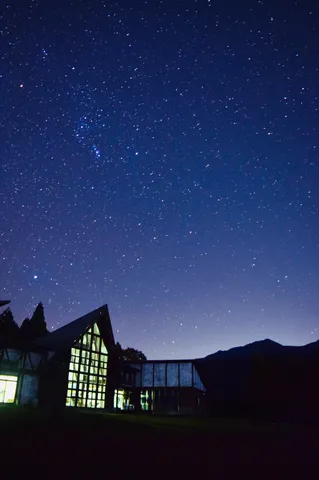満天の星空とモダン建築