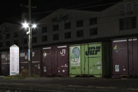 闇夜に並ぶ貨物コンテナ