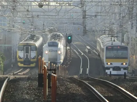 三者三様の列車、線路の舞台
