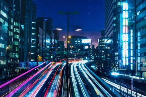 青い夜を駆ける光跡