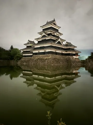 水面に映る、古の静寂