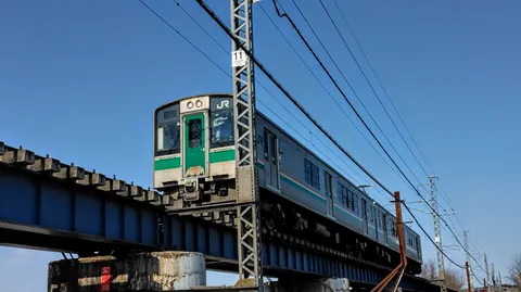 青空と鉄路の交差点