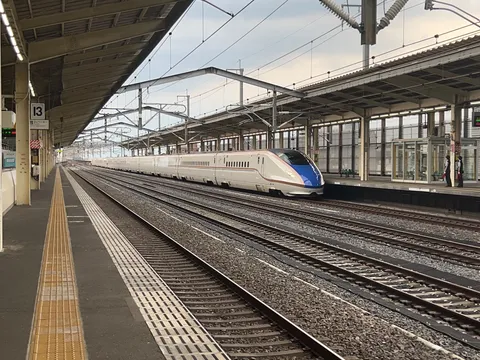 流線形の疾走感、静寂の駅にて
