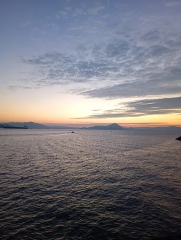 夕刻の海に浮かぶ静けさ