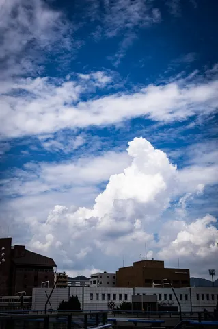 青空と白い雲、街のコントラスト