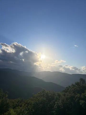 光と影の山並み、雲のカーテン