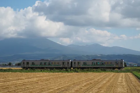 山間を走る列車の余白