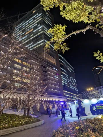 光るツリーと都会の夜