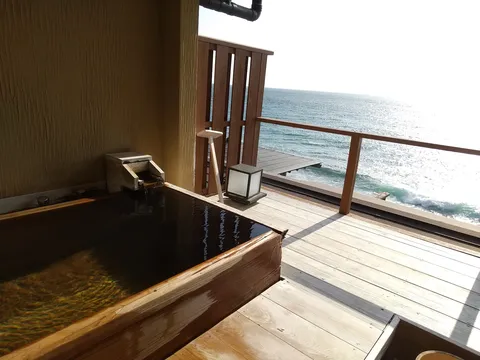 波音と湯けむりの露天風呂