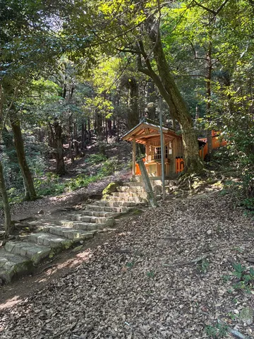 森の小道に佇む小さな祠