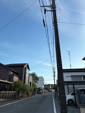 電柱と青空のコントラスト