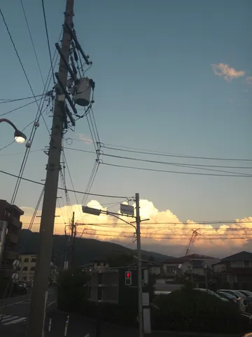 電線と夕焼けのコントラスト