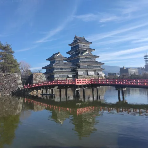 静寂に佇む黒の城、水面に映る影