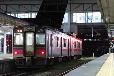 夜のホームを照らす赤い列車