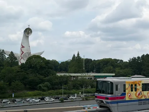 空飛ぶ巨人とモノレール