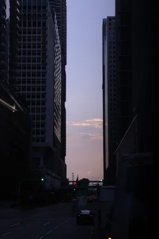 摩天楼の狭間の夕暮れ