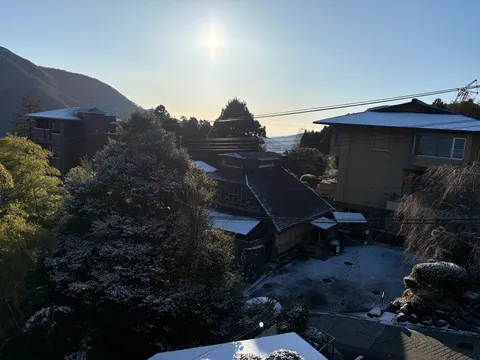 静寂を纏う、雪化粧の朝