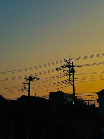 月と電線、黄昏の街