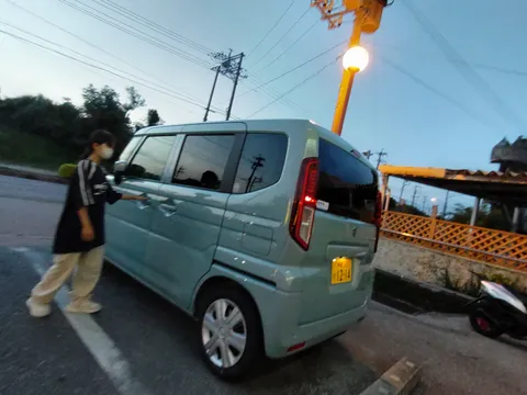 夕暮れの車と街灯の影