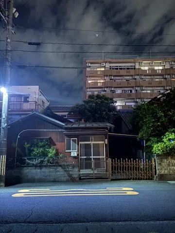夜の住宅街、静かな時間