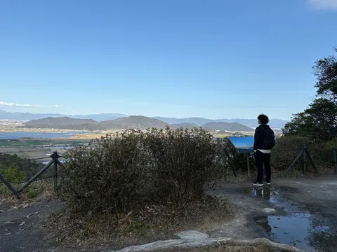 遠くの山と空、そして水たまり