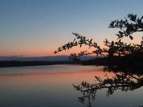 沈む夕景と静かな水面