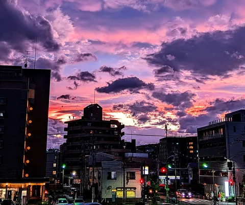 空を染める、都会の夕景