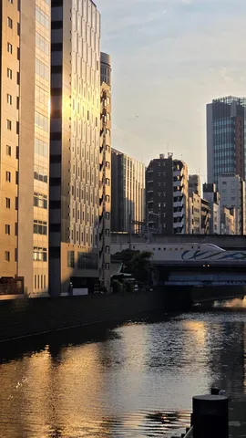 夕暮れの街と水面