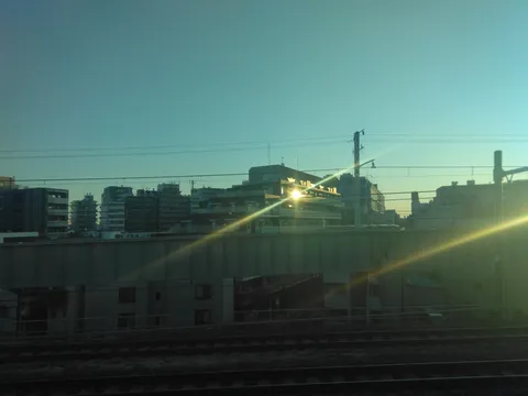 逆光に輝く都会のビル群