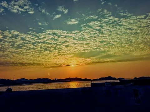 雲海に沈む夕陽、光のグラデーション
