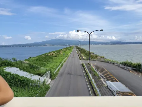どこまでも続く道、水辺の風景