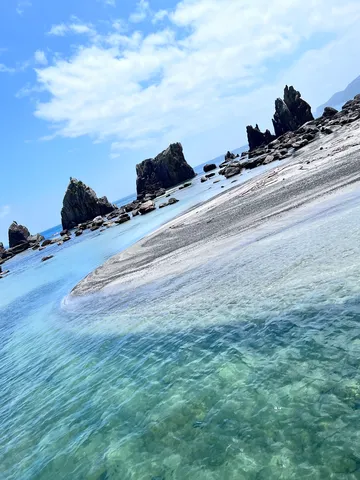 青い水と黒い岩のコントラスト