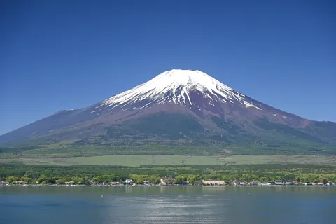 湖畔に佇む、雄大な富士山